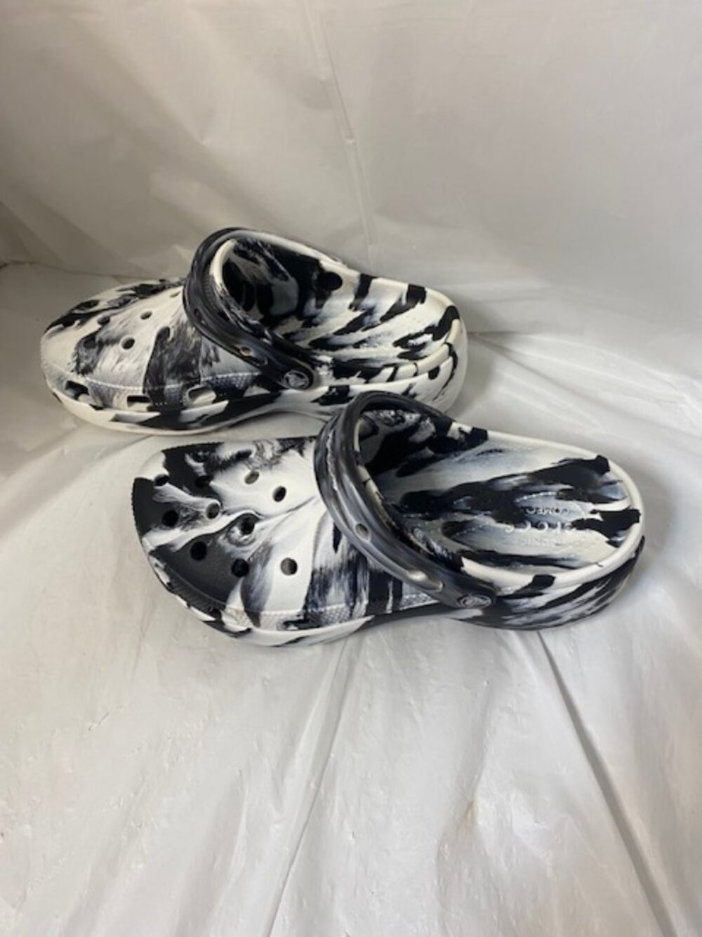 Crocs Women's Classic Platform Marbled Clogs – White/Black ~ Size 8 - Picture 5 of 6